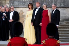(v.l.) First Lady Melania Trump, Präsident Donald Trump, Premierministerin Theresa May und ihr Mann Philip May schauen die Ankunftszeremonie beim Benheim Palace. (Bild: Will Oliver)