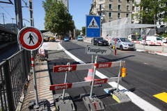 Fussgänger und Velofahrer werden durch die Baustelle auf der Rosenbergstrasse gelotst. (Bild: Ralph Ribi)