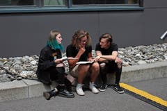 Nora, Micha und Philipp (von links) schreiben den Text für ihren Song. (Bilder: Saskia Bühler)