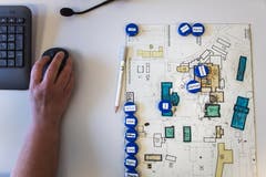 Am Anfang steht der Auftrag: Auf dem Plan markiert die Disponentin, wer wo mit seinem E-Mobil hinfährt. (Bild: Michel Canonica)