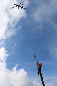 Das Arvikreuz, das dem Sturm Anfang Jahr zum Opfer fiel, ist neu gebaut und nun per Heli auf den Gipfel oberhalb von Kerns geflogen worden. (Bild: PD)