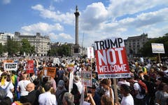 Aufgerufen zu den Demos hatten unter anderem Gewerkschaften, Menschenrechtsaktivisten und religiöse Gruppen. Sie werfen Trump Sexismus, Rassismus und Hass auf Homosexuelle vor. (Bild: EPA/ANDY RAIN)