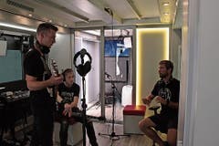 Bassist Serafin und Gitarrist Jann mit Steven von der Crew (von links) im Aufnahmestudio.