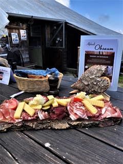 Wir hatten auf der Alp Obsaum im Schächental nach unserem Aufstieg so Hunger, dass wir vor lauter Durst nichts mehr sagen konnten, so müde waren wir ! (Zitat von unbekannt). (Bild: Margrith Imhof-Röthlin)
