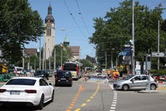 Neue Stellen I: Im Neudorf werden die Bushaltestellen ausgebaut. Die Arbeiten an diesem Verkehrsknoten sind mit Behinderungen für den Autoverkehr verbunden. (Bild: Reto Voneschen)