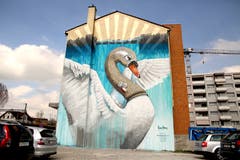 Der Schwan des Künstlerduos QueenKong beim Bahnhof Sursee. (Bild: PD)