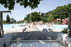 Badi Reiden braucht Geld für Spielplatz Noch auf der Suche nach Unterstützung ist die Badi Reiden. Auf dem Gelände soll ein Erlebnisspielplatz gebaut werden. Die Fundingschwelle liegt bei 100 000 Franken, das Fundingziel beträgt 200 000 Franken. Das Problem: Das Projekt ist mit gut 8700 Franken erst zu 9 Prozent finanziert. Bisher konnten sich 24 Geldgeber finden. Für 20 Franken gibt es einen Badi-Eintritt, ab 100 Franken Unterstützung winkt den Investoren ein Badi Reiden-Badetuch. Die Sammlung dauert noch bis am 1. September. Zum noch tiefen Spendenstand sagen die Initianten auf Anfrage, dass das Projekt nicht nur an die Schwelle gekoppelt, sondern auch von der Abstimmung über die Zukunft der Badi abhängig ist. Der Abstimmungstermin ist für den 23. September 2018 vorgesehen. (Bild: Manuela Jans-Koch (16. Juli 2015))