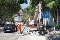 Instandstellung der Torstrasse: Der neben der Baustelle vorbeirollende Verkehr brigt auch für die Bauarbeiter Risiken. (Bild: Ralph Ribi)