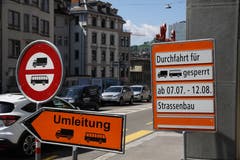 Grossbaustelle hinter dem Hauptbahnhof: Die Rosenbergstrasse ist während der Sommerferien nur einspurig befahrbar, was Umleitungen und umfangreiche Signalisationen nötig macht. Am Blumenbergplatz werden bereit Lastwagen und Cars aussortiert. (Bild: Reto Voneschen)