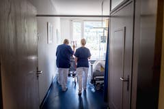 Übergabe vom Transportdienst an die Stationsschwester. (Bild: Michel Canonica)