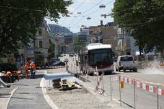 Bald einmal wird der Bus wieder am gewohnten Ort in der neu erstellten Haltestelle stoppen. Derzeit bedient er noch provisorische Haltestellen an der Rorschacher Strasse vor der Neudorf-Kreuzung. (Bild: Reto Voneschen)