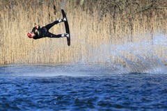 Wassersportanlage schafft Hürde In Ettiswil soll ein künstlicher See inklusive Liftanlage und Campingplatz für Wakeboarder entstehen. Die Initianten des Wake and Camp Ettiswil wollten auf Funders.ch 50 000 Franken sammeln. Lange sah es danach aus, dass die Hürde nicht erreicht wird. Dank eines Endspurts kamen dann just vor Ablauf der Frist doch noch rund 56000 Franken zusammen. Es gab insgesamt 248 Unterstützer. Geldgeber konnten die Idee mit oder ohne Gegenleistung unterstützen. Ab 50 Franken gibt es etwa eine Stunde Wakeboardspass. Das Geld wurde eingesetzt, um Vorstudien anzufertigen. Dabei handelt es sich um den nächsten Schritt zur Bewilligung des Campingplatzes und der Wakeboard-Anlage. Die Studien liegen derzeit beim Kanton Luzern zur Vorprüfung. (Symbolbild: Keystone/Peter Gercke)