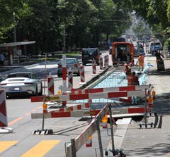 Neue Haltestellen II: Ein ähnliches Bild wie im Neudorf bietet sich derzeit auf der Rorschacher Strasse beim Kantonsspital. Auch hier werden die Haltestellen saniert. (Bild: Reto Voneschen)