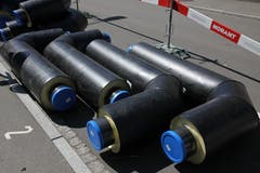 Rohre fürs Fernwärmenetz liegen auf dem Installationsplatz an der Vonwilstrasse zum Einbauen bereit. (Bild: Reto Voneschen)
