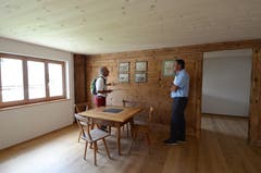 Hausbesitzer Markus Göldi (rechts) führte Gemeindepräsident Peter Kindler nach dem umfangreichen Umbau durch das Zehntenhaus in Salez. (Bilder: Corinne Hanselmann)