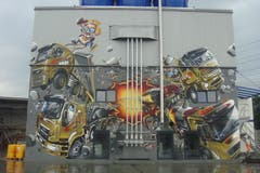 Grosses Wandbild an einem Gebäude des Transportunternehmens Gloggner in Perlen von Ezra Pirk. (Bild: PD)