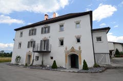 So sieht das stattliche Haus von aussen aus. Der Balkon kam beim Umbau neu dazu.