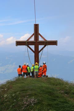 Helfer montieren das neue Kreuz. (Bild: PD)