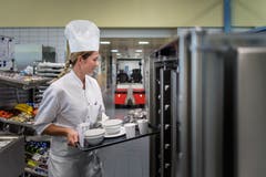 Das Essen ist bereit, der Transportdienst wartet bereits. (Bild: Michel Canonica)