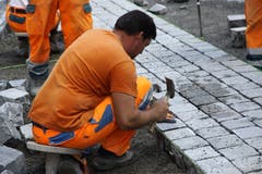 Präzisionsarbeit mit Pflastersteinen und Hammer. (Bild: Reto Voneschen)