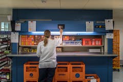 Der riesige Economat, der interne Laden: Hier können die Stationen und Abteilungen Artikel wie Tee, Kaffee, Wasser oder Guezli bestellen. (Bild: Michel Canonica)