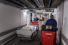 Der nächste Auftrag: Gaby Roth unterwegs zum nächsten Patienten. (Bild: Michel Canonica)