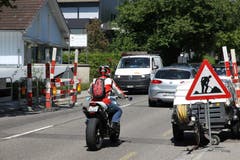 Engpass an der Fürstenlandstrasse: Nicht nur Grossbaustellen, auch kleine Löcher in der Strasse können die Geduld der Motorrad- und Autofahrer auf die Probe stellen. (Bild: Reto Voneschen)