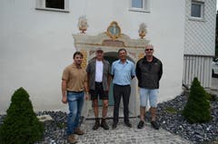 Die Handwerker Bruno Roduner, Markus Graf und René Bernegger mit dem Hausbesitzer Markus Göldi (zweiter von rechts).