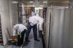 In der Küche werden die Chromstahlwagen bestückt. (Bild: Michel Canonica)