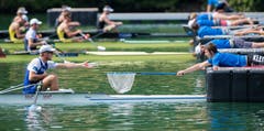 Ein Helfer sammelt vor dem Start PET-Flaschen ein. (Bild: Boris Bürgisser (Luzern, 14. Juli 2018))