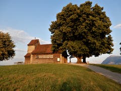 Die untergehende Sonne lässt die Kirche auf dem Michaelskreuz in einem ganz besonderen Glanz erscheinen. (Bild: Margrith Imhof-Röthlin)