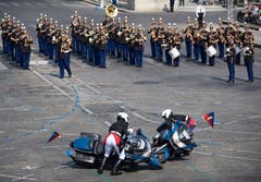 Leider nicht immer erfolgreich. Zwei Motorradfahrer stiessen auf dem Place de la Concorde zusammen. EPA/IAN LANGSDON