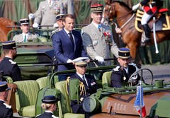 Präsident Emmanuel Macron mit General Francois Lecointre bei ihrer Ankunft zur Militärparade. (Bild: Thierry Chesnot/Getty Images)