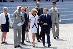 General Francois Lecointre (links), Präsident Emmanuel Macron (rechts) und seine Gattin Brigitte Macron verlassen nach der Parade die Tribüne. (Bild: Thierry Chesnot/Getty Images)
