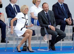 Präsidenten-Gattin Brigitte Macron mit Premierminister Edouard Philippe. (Bild: Thierry Chesnot/Getty Images)