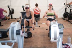 Schon auf dem Trockenen wird gerudert: Athletinnen wärmen sich vor dem Ruderzentrum auf dem Ergometer auf. (Bild: Boris Bürgisser (Luzern, 14. Juli 2018))