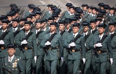 Thema der Feierlichkeiten in diesem Jahr war «Waffenbrüderschaft»: Auch spanische Polizisten, belgische Panzer und ein deutsches Militärflugzeug nahmen an der Parade teil. Hier spanische Gendarmen der Kompanie «Valdemoro». (Bild: Keystone/EPA)