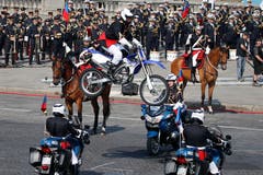 Wagemutige Motorradfahrer vollführen mit ihren Maschinen tollkühne Kunststücke. (AP Photo/Francois Mori)