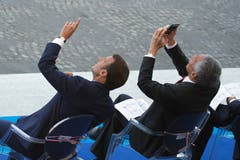 Frankreichs Präsident Emmanuel Macron (links) kommt wohl gegenüber Singapurs Premierminister Lee Hsien Loong in Erklärungsnot. (Bild: AP Photo/Francois Mori)