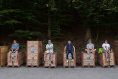 Andere haben sich einen gemütlichen Platz im Schatten ergattert. (Bild: Boris Bürgisser (Luzern, 14. Juli 2018))