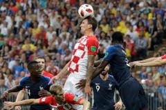 Mario Mandzukic verlängert unglücklich zum 1:0 für Frankreich (Bild: Matthias Schrader /AP)
