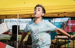 Spucken so weit es geht: Ein junger Teilnehmer nimmt Anlauf beim Stein-Weitspucken. (Bild Reto Martin)