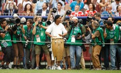 Ronaldinho bei der Zeremonie vor dem Match (Bild: Francisco Seco / AP)