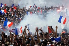 Tausende verfolgten den WM-Final in Paris auf dem Champ de Mars (Bild: Laurent Cipriani / AP)