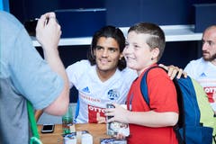 Francisco Rodriguez posiert für einen Fan (Bild: Jakob Ineichen (Luzern, 15. Juli 2018))
