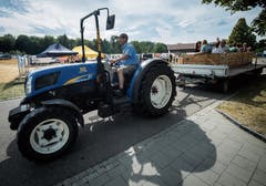 Mit dem Chriesibähnli lassen sich die Besucher des Chriestifäschts rum kutschieren. (Bild: Reto Martin)