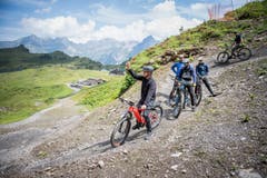 Die Biker konnten es kaum erwarten, die neue Strecke zu testen.