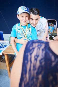 Innenverteidiger Stefan Knezevic posiert mit einem jungen FCL-Fan vor dem Smartphone dessen Mutter. (Bild: Jakob Ineichen (Luzern, 15. Juli 2018))