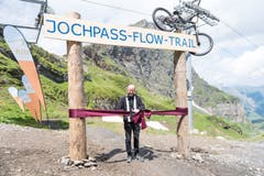 Der Engelberger Pfarrer Pater Patrick Ledergerber gibt den neuen Bike-Trail frei.