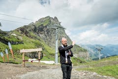 Am Jochpass wurde am Samstag und Sonntag, 14./15. Juli der neue Bike Trail vom Jochpass nach Trübsee offiziell eröffnet. Der Engelberger Pfarrer Pater Patrick Ledergerber beim Einsegnen des neuen Jochpass Trails. (Bilder Roger Gruetter, Engelberg, 14. Juli 2018)